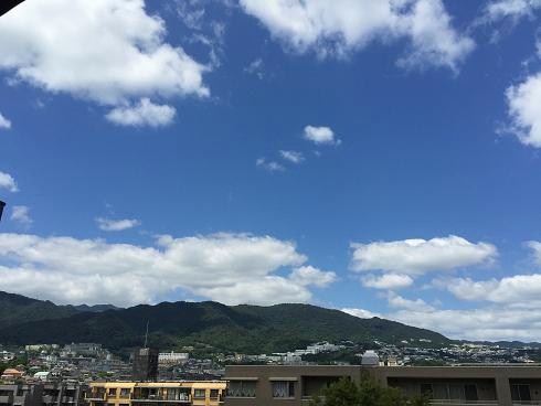 六甲山系青い空