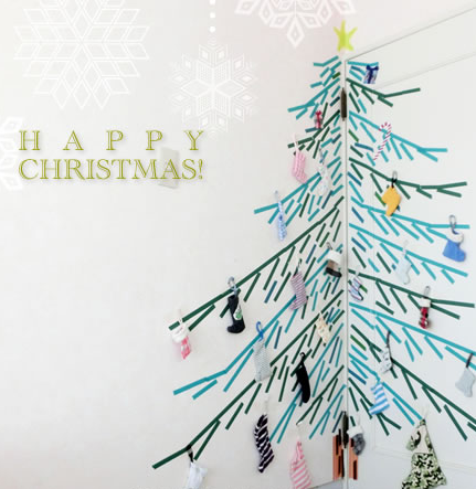 マスキングテープを活用し壁の隅に立体的なクリスマスツリーを作成した画像