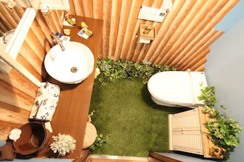 DIYでおしゃれなお庭の様なトイレのインテリア