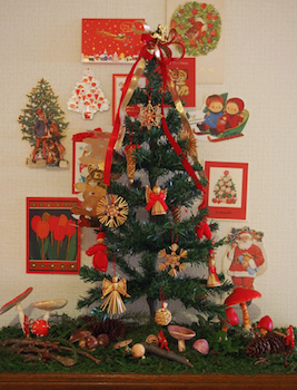 クリスマスツリーや雑貨などを飾り付けした玄関の画像