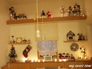 クリスマスの飾り付けにキャンドルライトを灯したお部屋