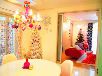 カラフルなシャンデリアに良く合うクリスマスツリーのあるお部屋