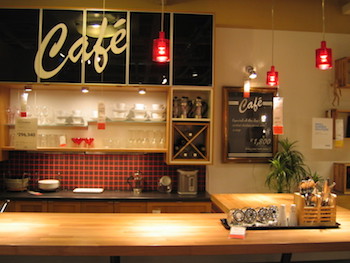 レトロな雰囲気がおしゃれなカフェ風キッチンの画像