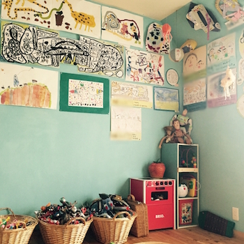 男の子の子供部屋を作品スペースにしたおしゃれな画像