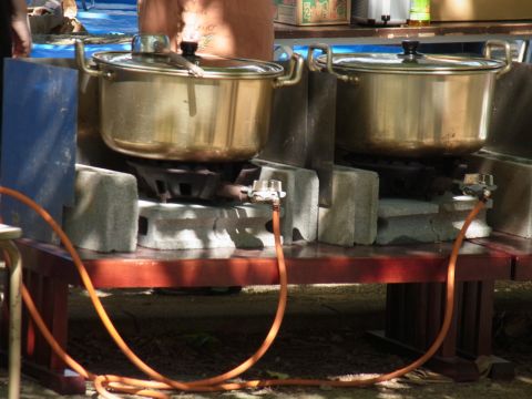 野外での煮炊きに便利なLPガスコンロ。地区運動会で豚汁がふるまわれていました。