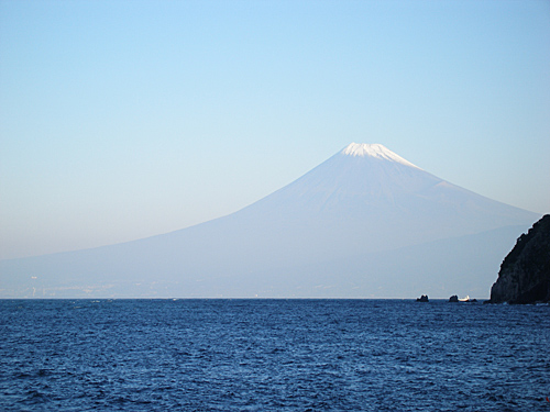 チョコンと雪の富士山