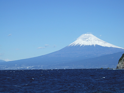 荒れている海と富士山