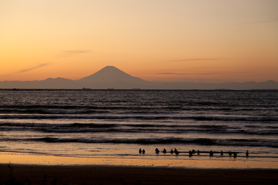 富浦町原岡海水浴場からの富士山の夕景