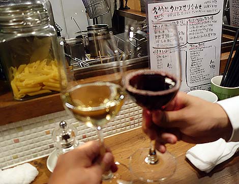 ガールズバーのような立ち飲みが大人気の神戸三宮♪今日もいくぜ！5軒はしご酒