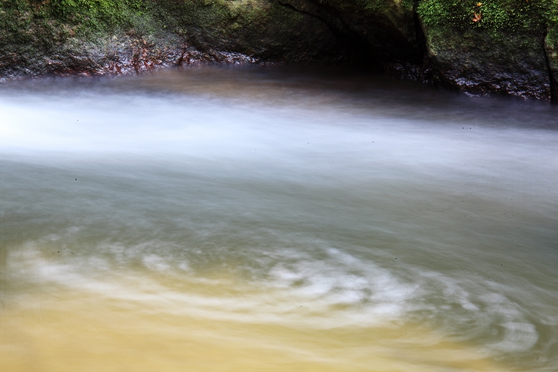 王滝渓谷の水面の秋 (800x533)